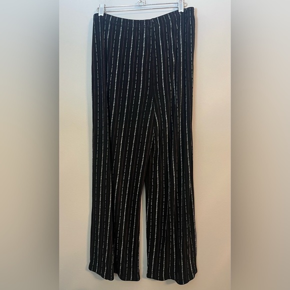 Chico's Travelers Brown and White Striped Short Pants Chico's Size 2, US Size 12 - Picture 2 of 9